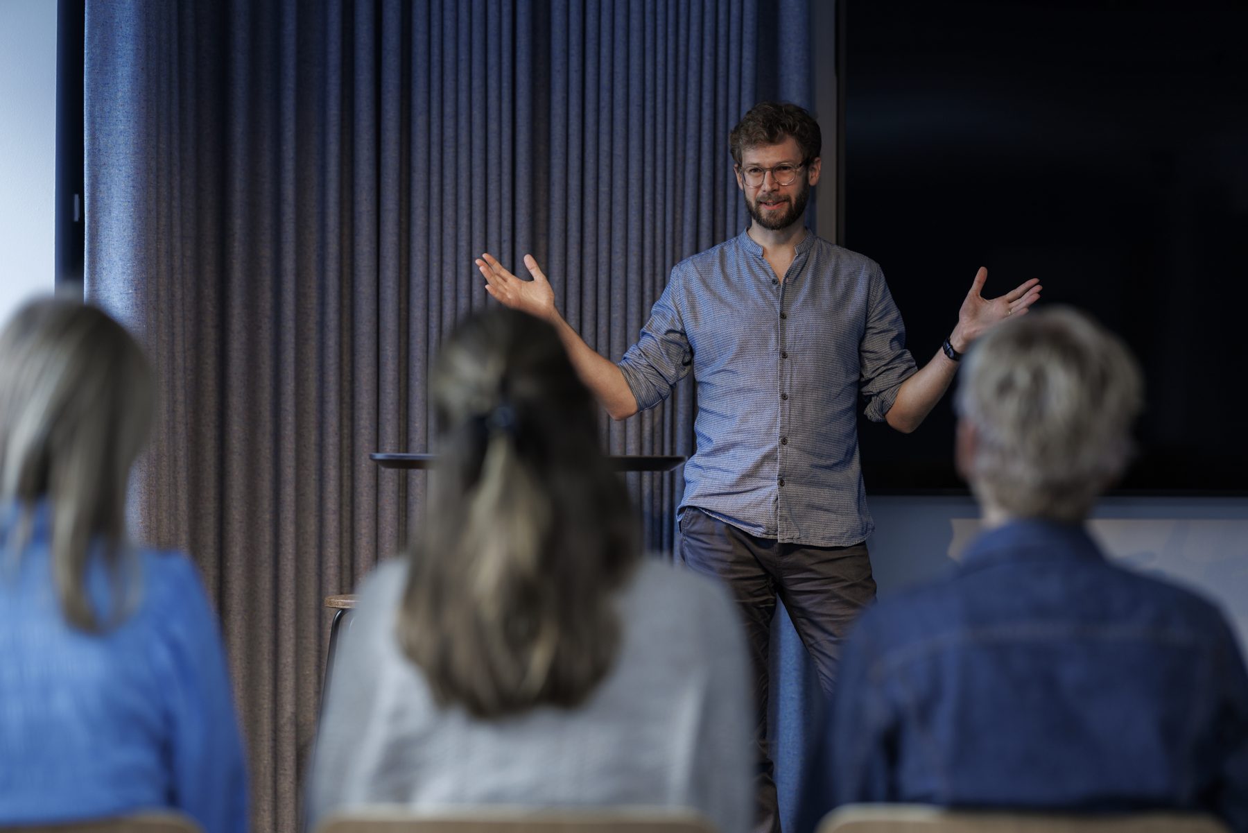 Florian Weigand speaking to an audience